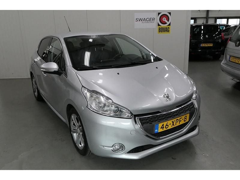 Grijs Gebruikt 2012 Peugeot 208 Griffe Hatchback | € 4.795 (Eerlijke prijs) - Afbeelding 1/4