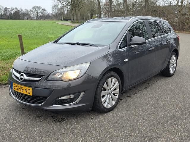 Grijs Occasion 2013 Opel Astra Cosmo Stationwagen | € 2.850 (Goede deal) - Afbeelding 1/4