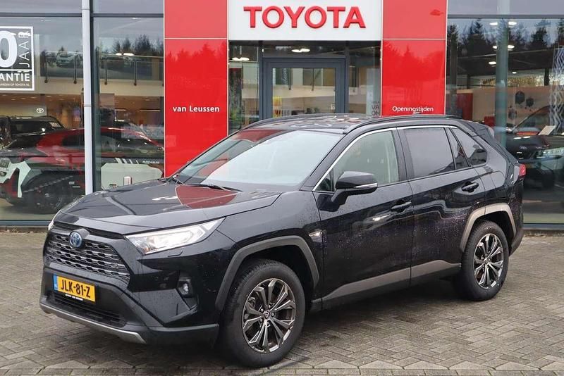 Zwart Occasion 2025 Toyota RAV4 Hybrid Style SUV | € 42.890 (Super prijs) - Afbeelding 1/4