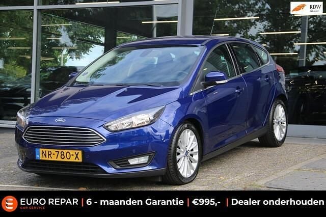 Blauw Gebruikt 2017 Ford Focus Titanium Hatchback | € 9.995 (Eerlijke prijs) - Afbeelding 1/4