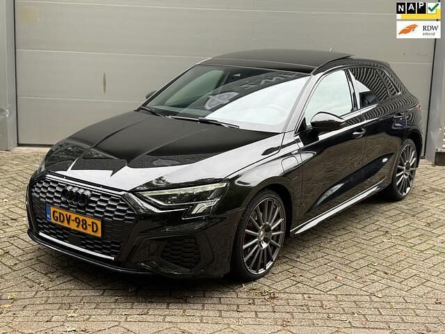 Zwart Gebruikt 2021 Audi A3 Sportback Competition Hatchback | € 29.949 (Iets duurder) - Afbeelding 1/4