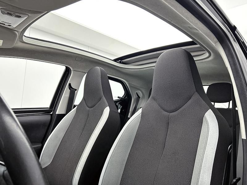 Occasion Toyota Aygo X-wave 69 PK (50 kW) 2016 Zwart metallic Hatchback