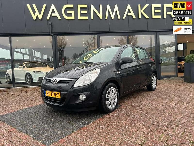 Zwart (metallic) Gebruikt 2009 Hyundai i20 Hatchback | € 2.450 (Goede deal) - Afbeelding 1/4