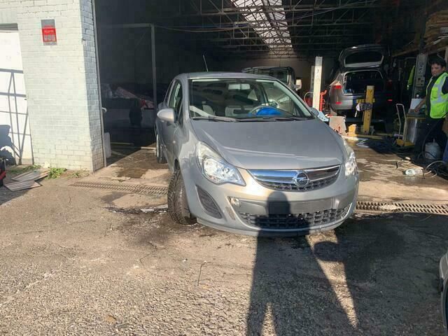 Bruin Gebruikt 2011 Opel Corsa Enjoy Sedan | € 4.000 (Eerlijke prijs) - Afbeelding 1/4