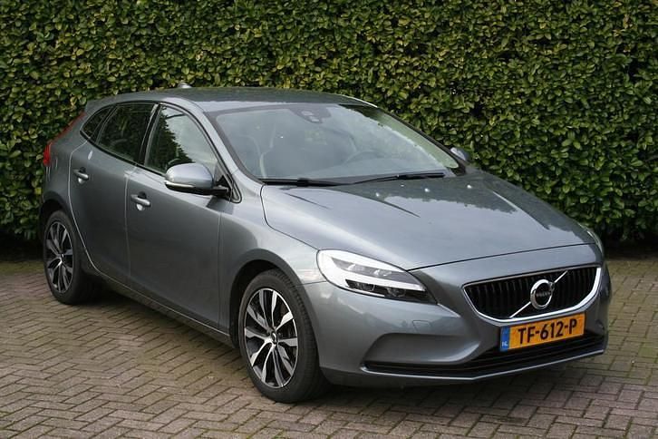 Grijs Gebruikt 2018 Volvo V40 Dynamic Stationwagen | € 17.950 (Super prijs) - Afbeelding 1/4