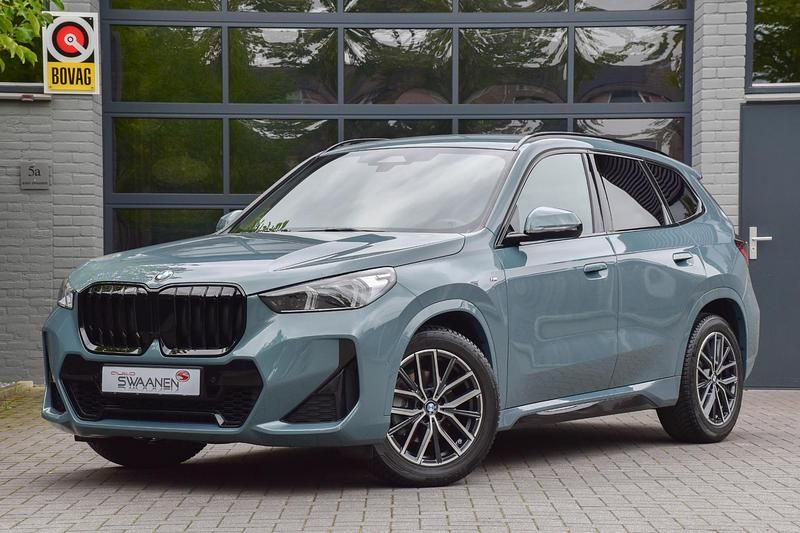 Groen Gebruikt 2024 BMW X1 Comfort Edition SUV | € 48.950 (Eerlijke prijs) - Afbeelding 1/4