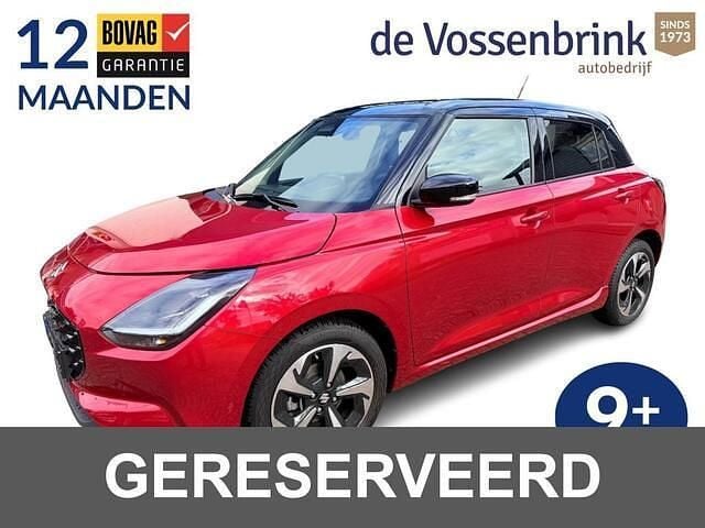 Rood Occasion 2025 Suzuki Swift Style Hatchback | € 23.950 (Eerlijke prijs) - Afbeelding 1/4