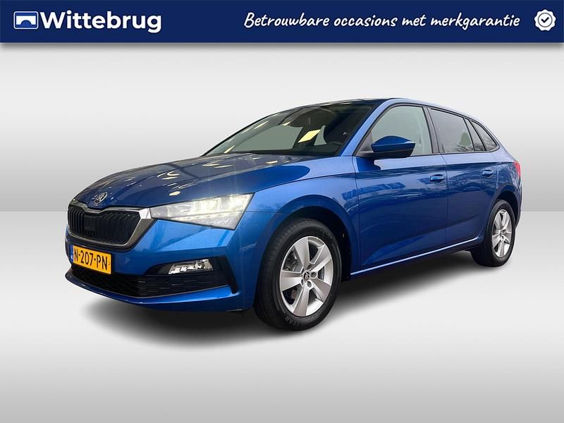 Blauw Occasion 2021 Skoda Scala Ambition Hatchback | € 15.950 (Eerlijke prijs) - Afbeelding 1/2