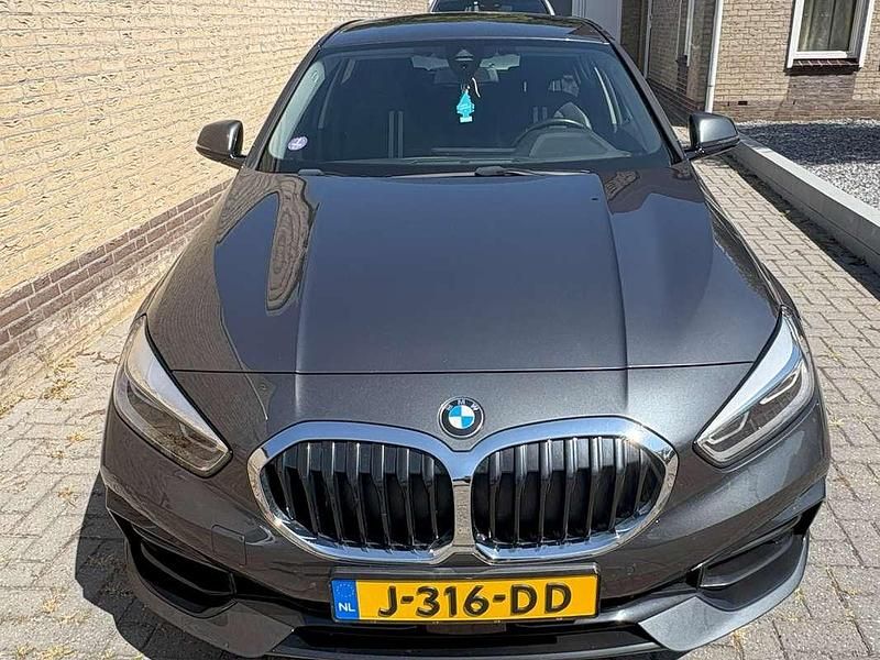 Grijs Gebruikt 2020 BMW 118 Executive Hatchback | € 20.500 (Eerlijke prijs) - Afbeelding 1/4