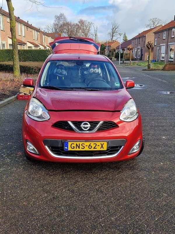 Rood Occasion 2015 Nissan Micra Acenta Sedan | € 6.500 (Eerlijke prijs) - Afbeelding 1/4