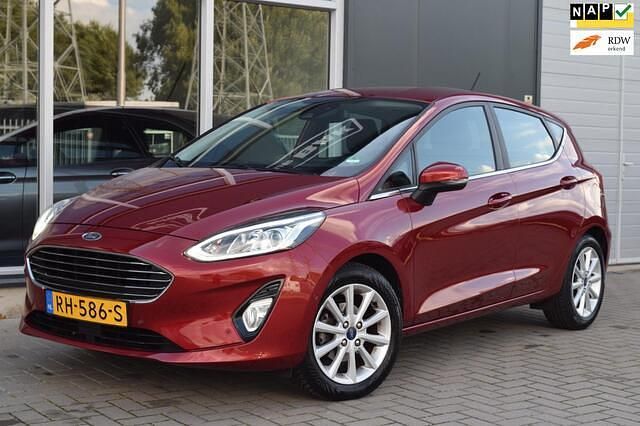 Rood Gebruikt 2017 Ford Fiesta Titanium Hatchback | € 7.499 (Duur) - Afbeelding 1/4