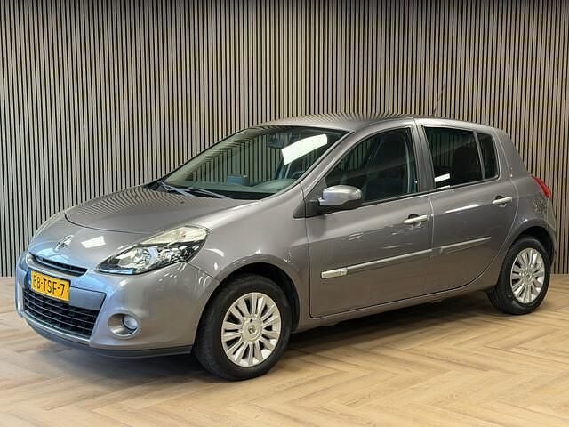 Grijs Gebruikt 2012 Renault Clio IV Authentique Hatchback | € 4.995 (Eerlijke prijs) - Afbeelding 1/4