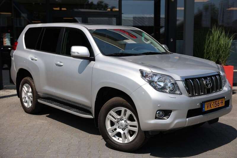 Zilver, metallic lak Gebruikt 2014 Toyota Land Cruiser SUV | € 33.874 (Eerlijke prijs) - Afbeelding 1/4