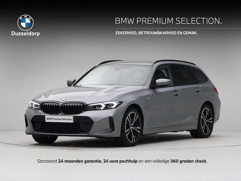 Grijs Gebruikt 2024 BMW 320e M Sport Stationwagen | € 39.950 (Goede deal) - Afbeelding 1/4