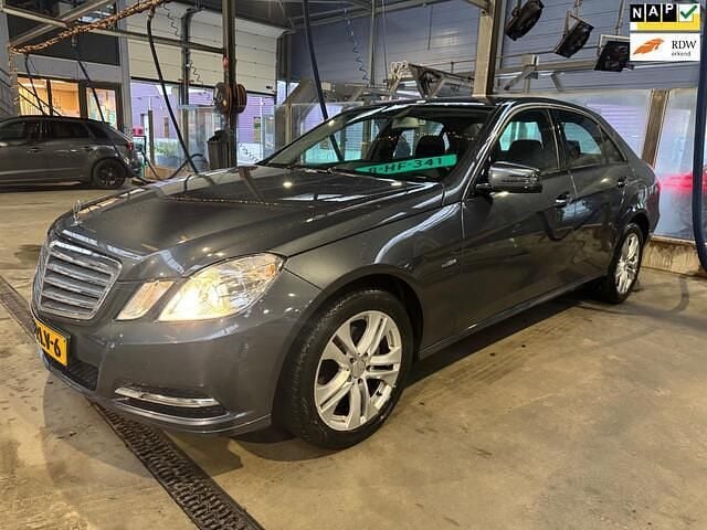 Grijs Gebruikt 2011 Mercedes E200 Business Sedan | € 7.499 (Goede deal) - Afbeelding 1/4