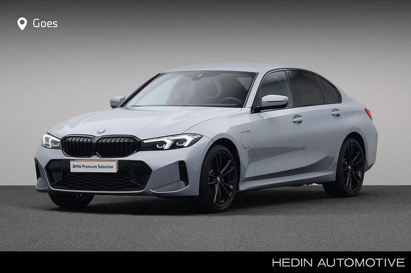 Grijs Gebruikt 2024 BMW 330e M Sport Sedan | € 46.880 (Super prijs) - Afbeelding 1/4
