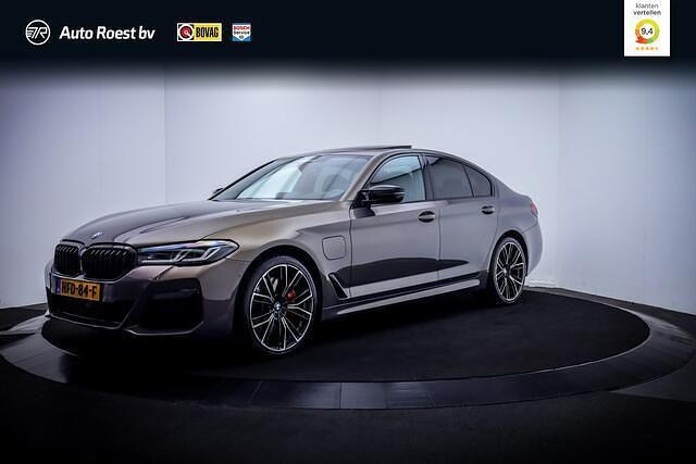 Grijs Gebruikt 2023 BMW 545e Executive Sedan | € 59.950 (Eerlijke prijs) - Afbeelding 1/4