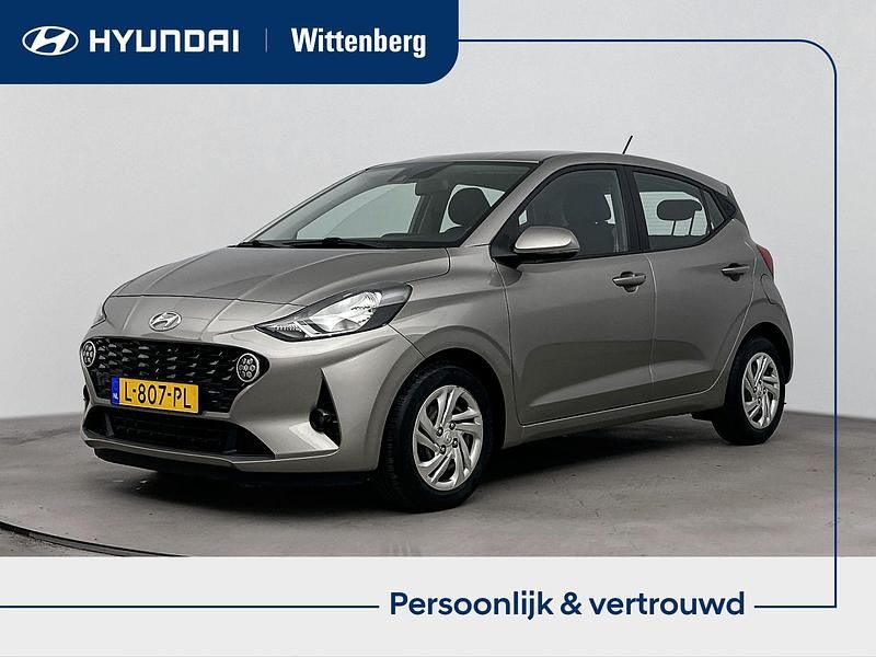 Brass metallic (r3w) Gebruikt 2021 Hyundai i10 Comfort Hatchback | € 13.900 (Eerlijke prijs) - Afbeelding 1/4