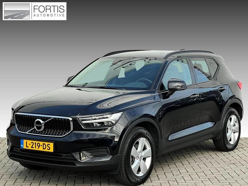 Zwart Gebruikt 2021 Volvo XC40 Momentum SUV | € 27.895 (Super prijs) - Afbeelding 1/4
