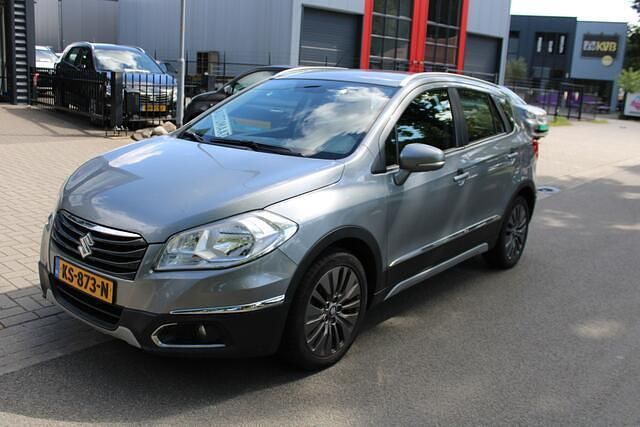 Grijs Gebruikt 2016 Suzuki SX4 S-Cross Exclusive SUV | € 12.445 (Eerlijke prijs) - Afbeelding 1/4