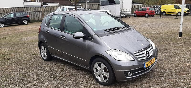 Grijs (metallic) Gebruikt 2011 Mercedes A160 Avantgarde Hatchback | € 8.500 (Duur) - Afbeelding 1/4