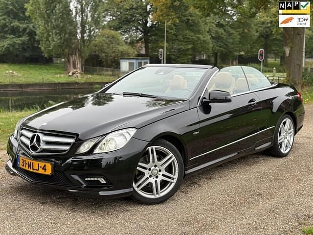 Zwart Gebruikt 2010 Mercedes E200 Avantgarde Cabriolet | € 11.950 (Eerlijke prijs) - Afbeelding 1/4