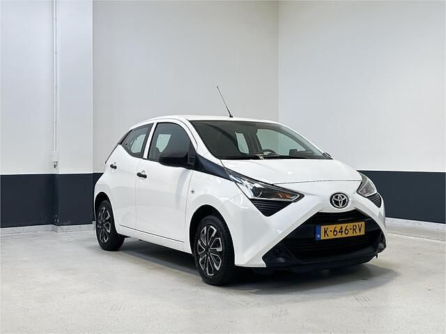 Wit Gebruikt 2021 Toyota Aygo Hatchback | € 10.949 (Goede deal) - Afbeelding 1/4