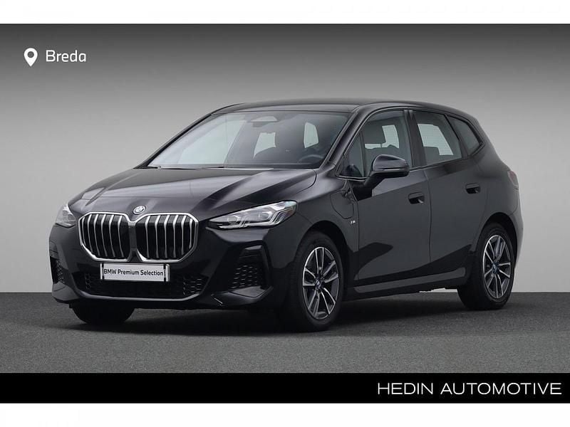 Saphirschwarz metallic (donker zwart metallic) Gebruikt 2025 BMW 230e Active Tourer Comfort Edition MPV | € 43.880 - Afbeelding 1/4