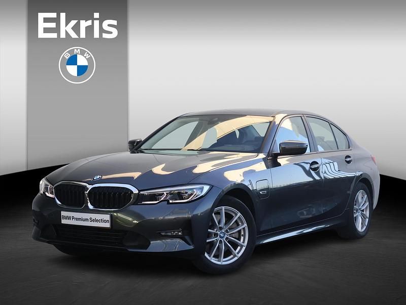 Grijs (metallic) Occasion 2021 BMW 320e Executive Sedan | € 28.600 (Eerlijke prijs) - Afbeelding 1/4