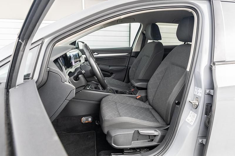 Occasion VW Golf VIII Life 131 PK (96 kW) 2023 Grijs Hatchback