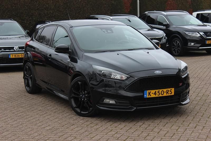 Zwart Occasion 2021 Ford Focus ST Hatchback | € 16.950 - Afbeelding 1/4