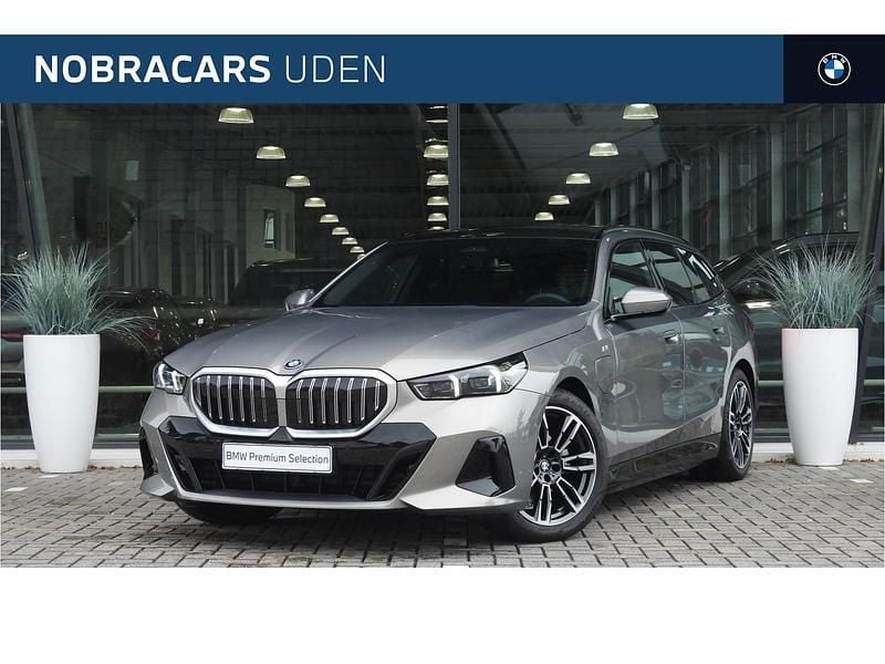 Grijs Gebruikt 2025 BMW 530e M Sport Stationwagen | € 67.450 - Afbeelding 1/4