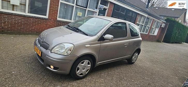 Grijs Occasion 2005 Toyota Yaris Hatchback | € 1.450 (Eerlijke prijs) - Afbeelding 1/4