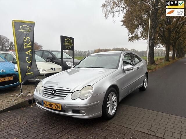 Grijs (metallic) Gebruikt 2003 Mercedes C180 Coupé | € 3.450 (Eerlijke prijs) - Afbeelding 1/4