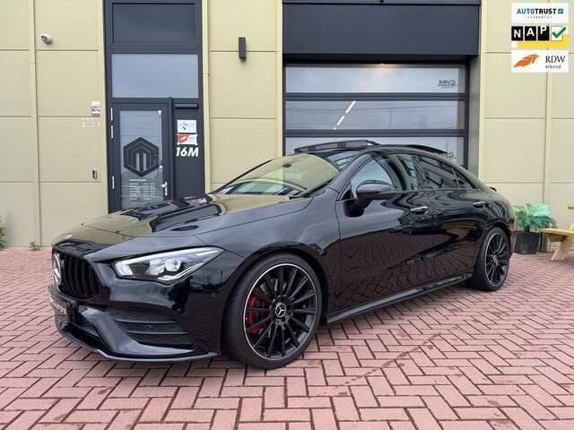 Zwart Gebruikt 2019 Mercedes CLA200 AMG Sedan | € 28.895 (Eerlijke prijs) - Afbeelding 1/4