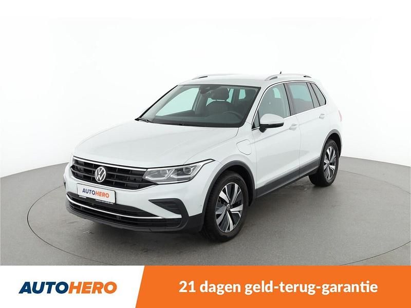 Wit (metallic) Gebruikt 2021 VW Tiguan Business+ SUV | € 27.249 (Super prijs) - Afbeelding 1/4