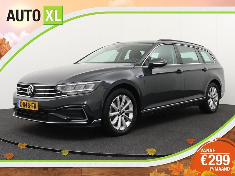 Grijs (metallic) Gebruikt 2021 VW Passat GTE Stationwagen | € 21.940 (Goede deal) - Afbeelding 1/4