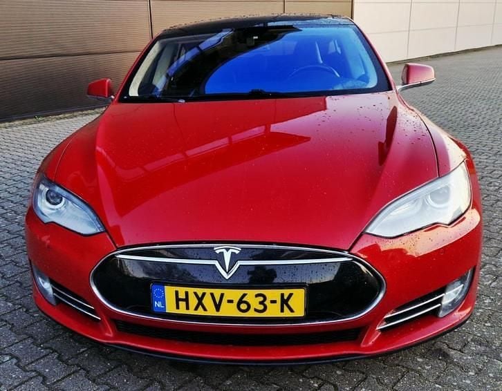 Rood Gebruikt 2014 Tesla Model S Hatchback | € 19.450 (Eerlijke prijs) - Afbeelding 1/4