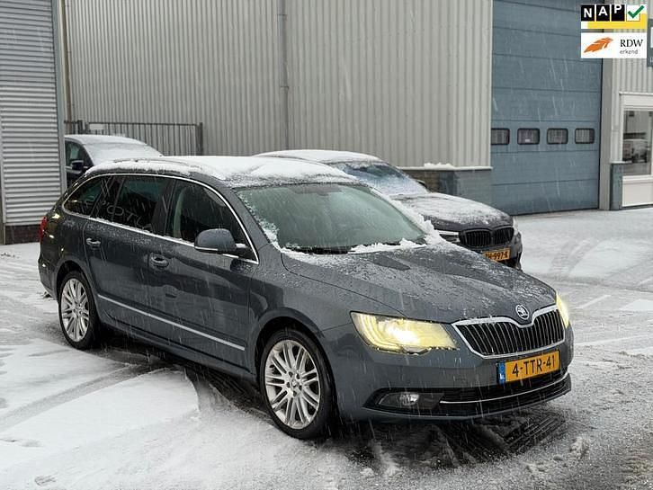 Occasion Skoda Superb Business Line 161 PK (118 kW) 2014 Grijs (metallic) Stationwagen