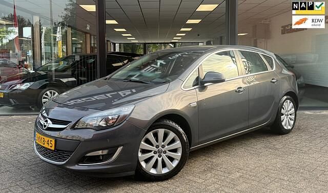 Grijs Gebruikt 2013 Opel Astra Cosmo Hatchback | € 8.940 (Eerlijke prijs) - Afbeelding 1/4