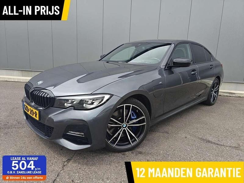 Grijs Gebruikt 2020 BMW 330e Executive Sedan | € 31.440 (Eerlijke prijs) - Afbeelding 1/4