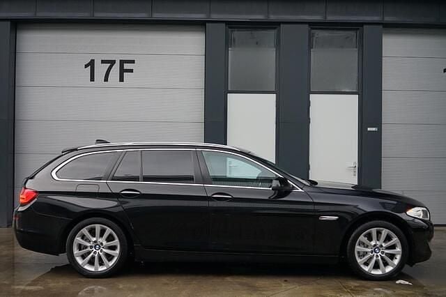 Zwart (metallic) Gebruikt 2010 BMW 530 Executive Stationwagen | € 19.750 - Afbeelding 1/3