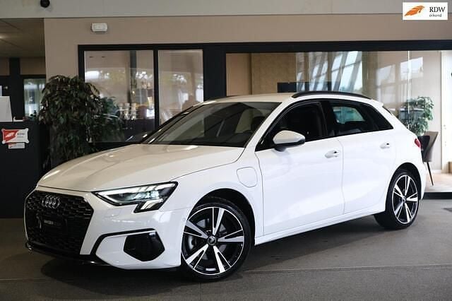 Wit Gebruikt 2022 Audi A3 Sportback Basis Hatchback | € 24.950 (Super prijs) - Afbeelding 1/4