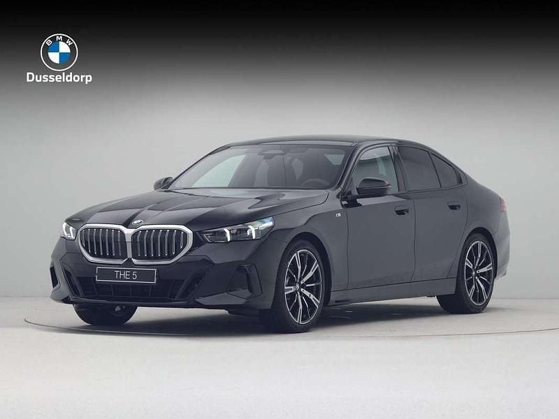 Zwart Nieuw 2025 BMW 520 Comfort Edition Sedan | € 87.128 (Duur) - Afbeelding 1/4