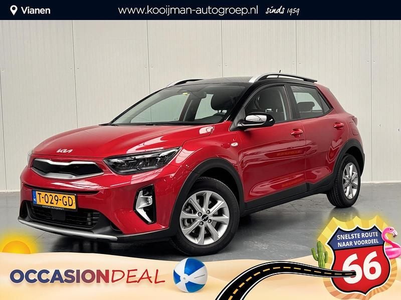 Signal red/black m Gebruikt 2023 Kia Stonic SUV | € 20.950 (Eerlijke prijs) - Afbeelding 1/4