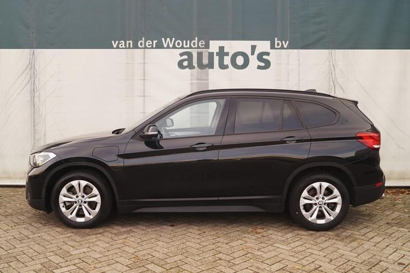 Zwart Occasion 2020 BMW X1 Executive SUV | € 21.900 (Goede deal) - Afbeelding 1/4