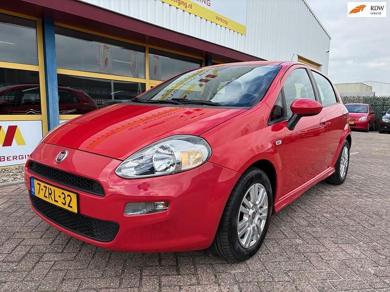 Rood Gebruikt 2015 Fiat Punto Street Hatchback | € 2.999 (Super prijs) - Afbeelding 1/4