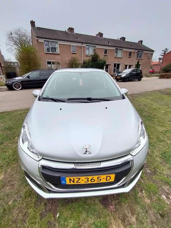 Zilver Gebruikt 2017 Peugeot 208 Hatchback | € 5.000 (Goede deal) - Afbeelding 1/4