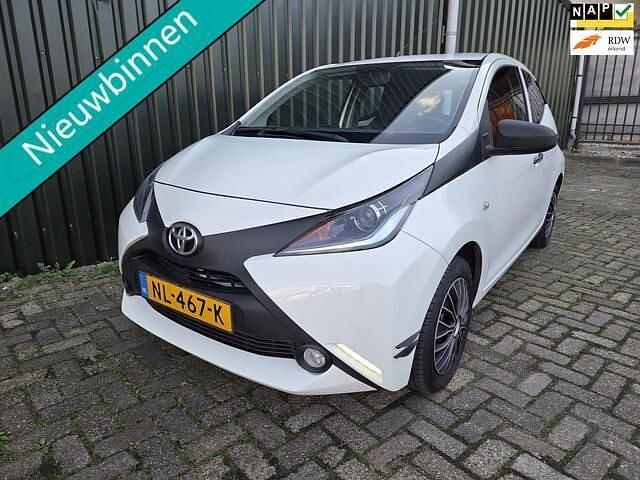 Wit Gebruikt 2017 Toyota Aygo X-play Hatchback | € 7.290 (Eerlijke prijs) - Afbeelding 1/4