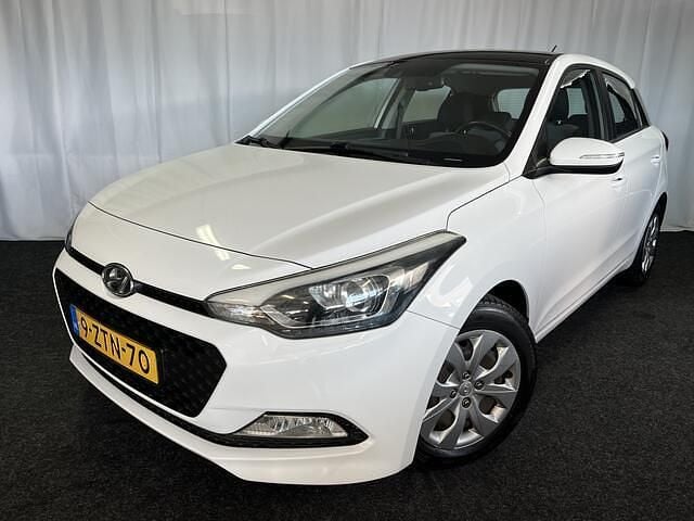 Wit Gebruikt 2015 Hyundai i20 Comfort Hatchback | € 6.445 (Eerlijke prijs) - Afbeelding 1/4